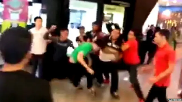 Perkelahian terjadi di sebuah pusat perbelanjaan di Kuala Lumpur setelah dua pria ditangkap karena mencuri ponsel.