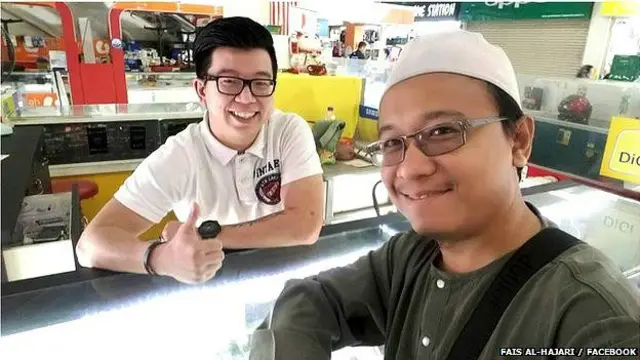 Foto selfie antara seorang pria Melayu dan penjaga toko etnis Cina menjadi viral.