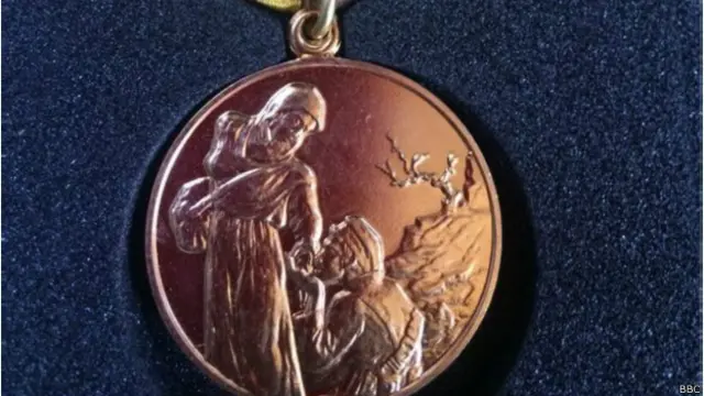 Medali Malalai diberikan ke Ferozah sebagai penghargaan atas kerjanya