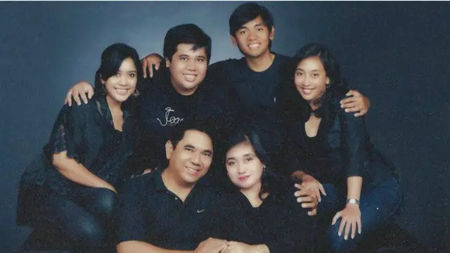 Aldi Haryopratomo (deret belakang, kedua dari kanan), mengatakan orangtuanya menjadi panutannya