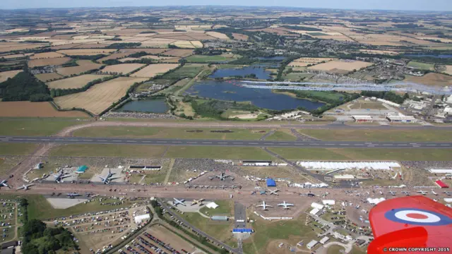 Выступление самолета группы "Красные стрелы"