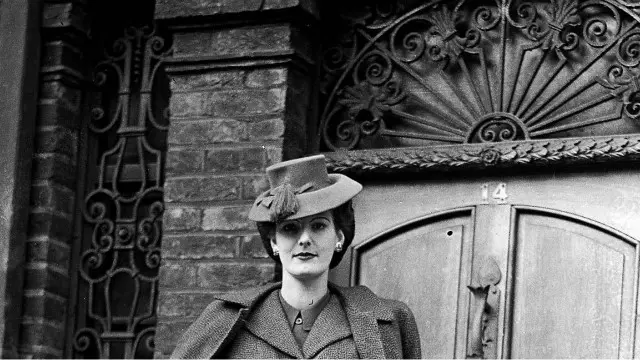 英国在二战期间，阶级间距缩小、女性美定义改变。