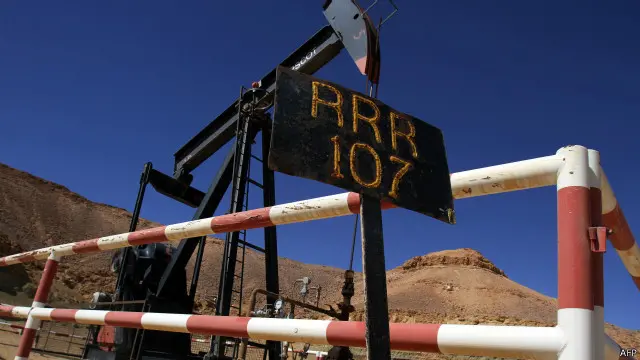 تعاني ليبيا من تدهور في الوضع الأمني إذ تتنازع حكومتان الحق في إدارة البلاد.