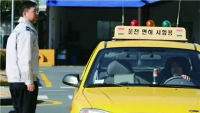 风靡多年的赴韩整容风方兴未艾之际，时下又刮起赴韩“考驾照”风