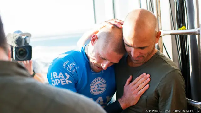 Mick Fanning disambut oleh rekannya begitu tiba di pantai.