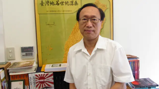 李筱峰摄于办公室（BBC中文网图片18/7/2015）