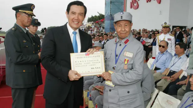 台湾新竹“国防展演”上总统马英九（左）向抗战老兵刘古珊颁发奖状（4/7/2015）