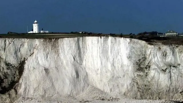 Calais'den bakıldığında Dover'ın beyaz kıyıları olduğundan daha yakın görünüyor