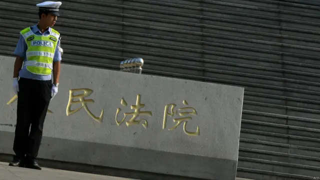 中国山东济南中级法院外一名警员站岗（23/8/2013）