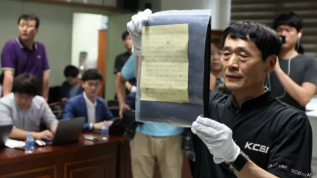 韩国警察展示自杀的国情院担任网络安保业务职员留下的遗书