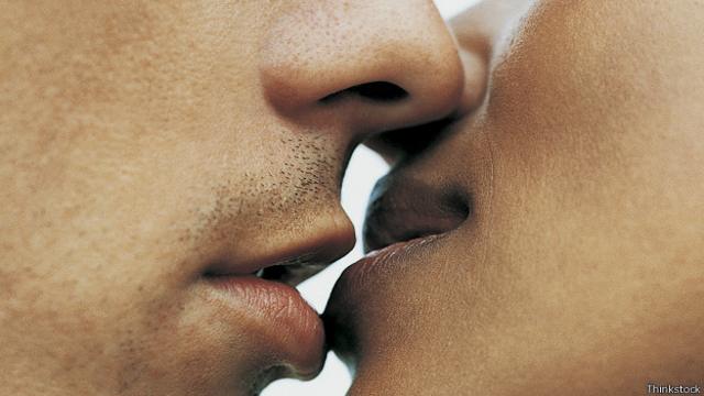 Страстный поцелуй в постели в секрете - порно видео на укатлант.рф