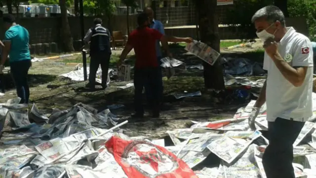 Patlamada hayatını kaybedenlerin üzeri gazete kağıtlarıyla örtüldü.