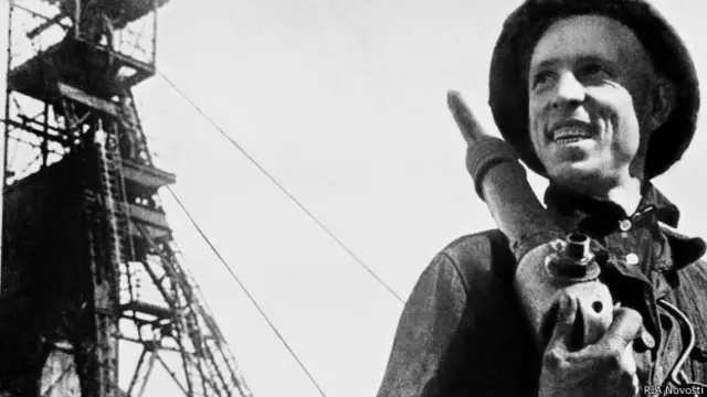 Алексей Стаханов с отбойным молотком (1935 г.)