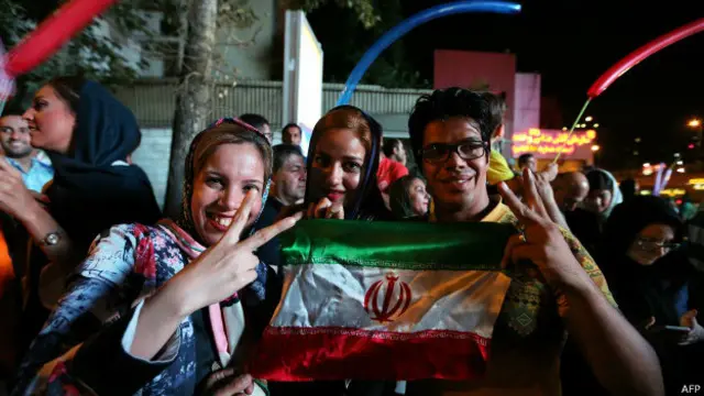 ایران کے سفر میں احتیاط میں نرمی کا اعلان ایران کے جوہری پروگرام کے مستقبل پر ہونے والا معاہدہ طے پانے کے چند دنوں کے اندر اندر کیا گیا ہے