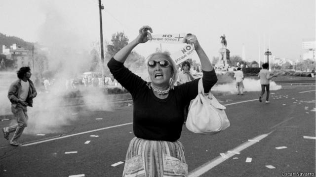 Mujer protestando