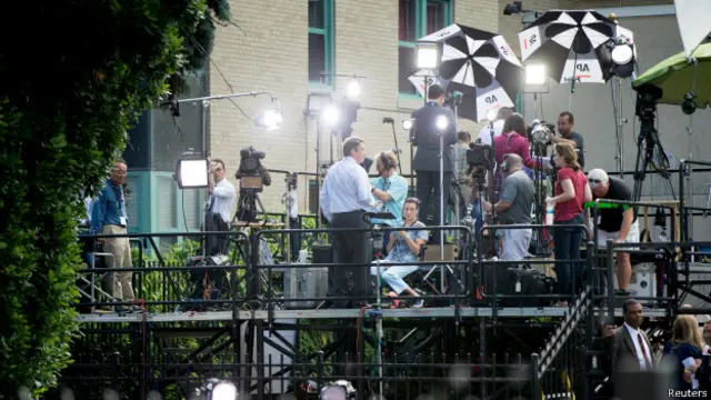 Periodistas esperan la ceremonia de inauguración de la embajada de Cuba en Washington