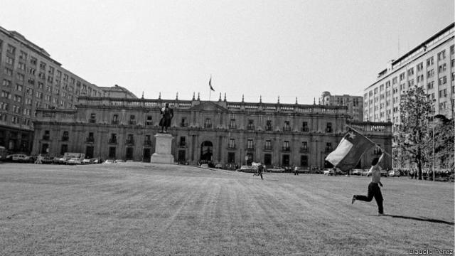 El 5 de octubre de 1988 se realizó un plebiscito donde el 56% de los ciudadanos chilenos votaron "No", es decir, que no querían que Pinochet siguiera en el poder. Esta foto fue tomada por Claudio Pérez frente a La Moneda, el palacio de gobierno, justo después de conocerse los resultados.