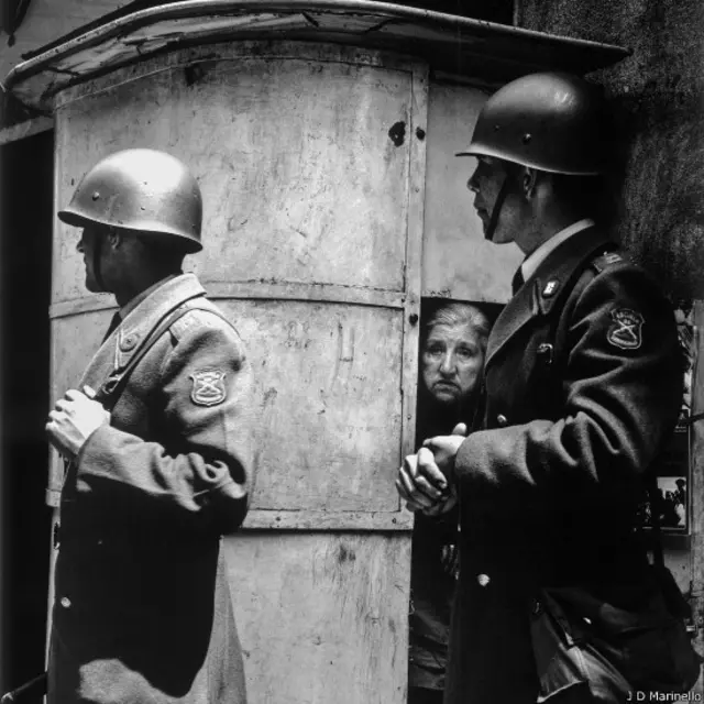 Mujer rodeada de policías