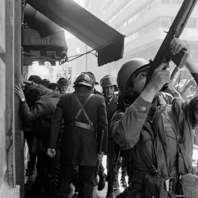 Militar apuntando con un arma