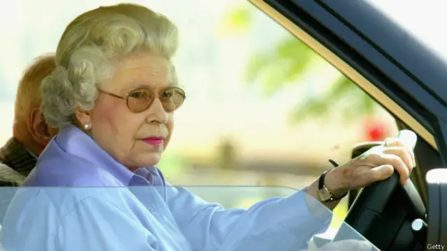 "Возраст вождению не помеха", - будто бы намекает королева
