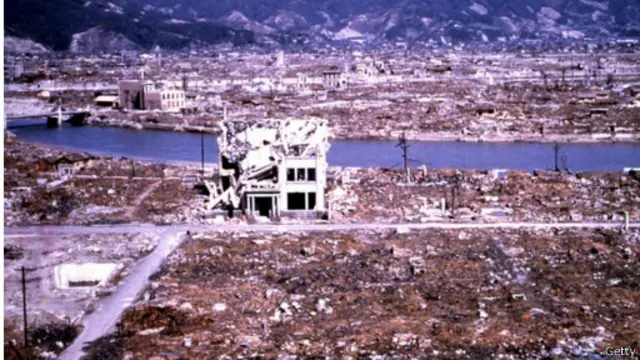 تحولت هيروشيما إلى أطلال بعد تعرضها لقصف بالقنبلة الذرية