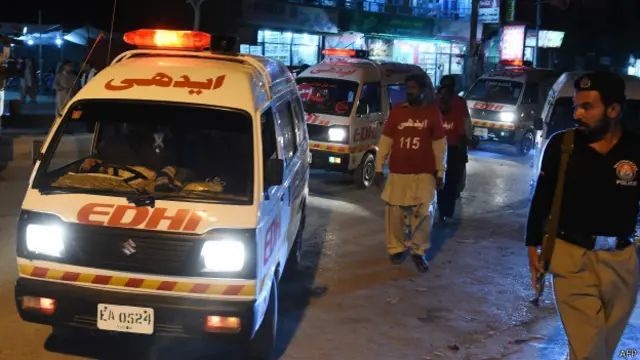 فائرنگ کے اس واقعے میں 55 سالہ سلیم رفاقت اور ان کا 17 سالہ بھانجا شاہمیر زخمی ہوگئے