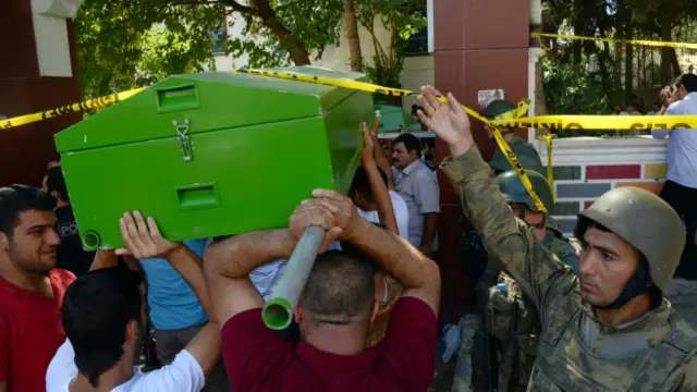 Saldırıda hayatını kaybedenlerin cenazeleri art arda taşındı.