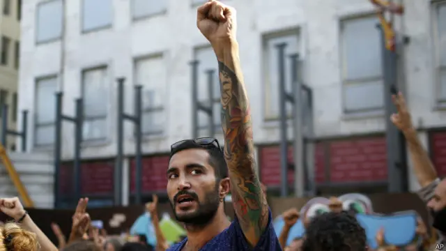 İstanbul'da düzenlenen protesto yürüyüşünde "Katil IŞİD, işbirlikçi AKP" sloganları atıldı.