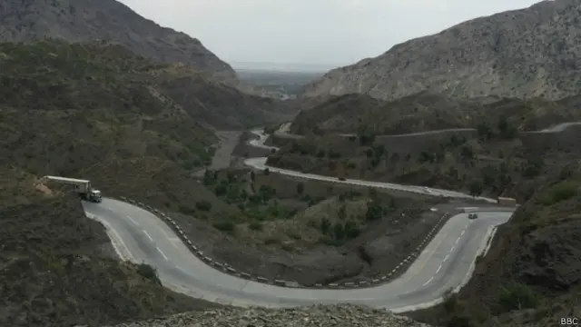 پشاور طورخم شاہراہ پر کئی مہینوں سے تعمیراتی کام جاری رہا جسے بالاآخر عام ٹریفک کےلیے بحال کر دیا گیا ہے