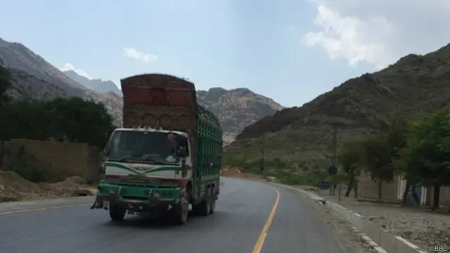 پاکستان اور افغانستان کے درمیان گذشتہ چند سالوں کے دوران دو طرفہ تجارت میں 50 فیصد تک کمی ریکارڈ کی گئی ہے 