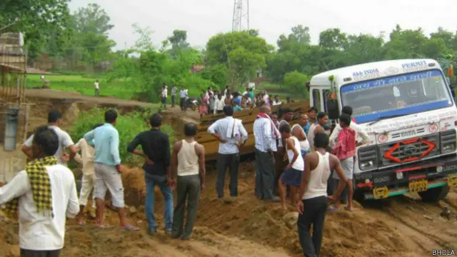 بارش کی وجہ سے ریل اور سڑکوں پر آمدورفت بھی بری طرح متاثر ہوئی ہے