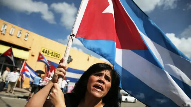 La bandera de Cuba fue izada este lunes frente a su embajada en Estados Unidos por primera vez en 54 años. En Miami hubo voces de repudio.