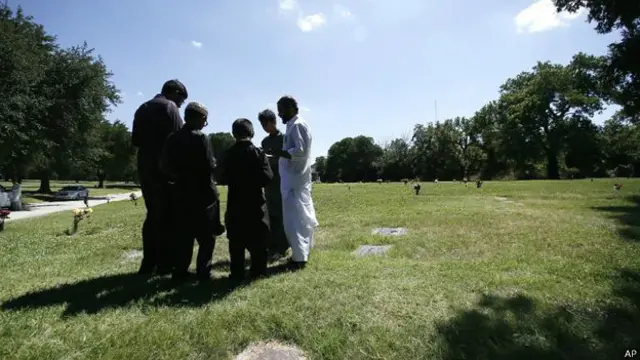 ناقدین کہتے ہیں کہ انھیں خدشہ ہے کہ وہاں مسجد بھی تعمیر کی جائے گی