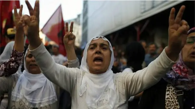 خرج الناس الى شوارع اسطنبول للاحتجاج على الحادث