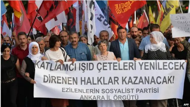 متظاهرون في أنقرة يرفعون لافتة تدعو لهزيمة تنظيم الدولة الإسلامية