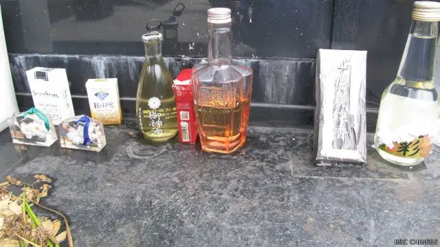 从纪念碑前的供品来看，不少是从日本捎来的，例如正中间那瓶有“靖国”刻印的酒。