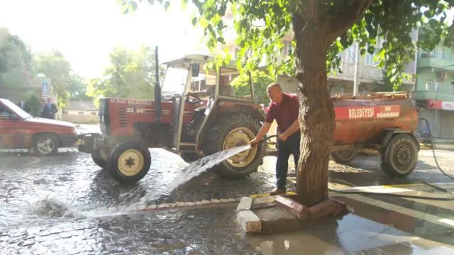 Sabahın erken saatlerinden itibaren belediye ekipleri tazyikli suyla patlama alanını temizlemeye başladı