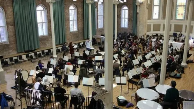 السياسة الجديدة يتوقع أن تجلب جمهورا جديدا للأوركيسترا