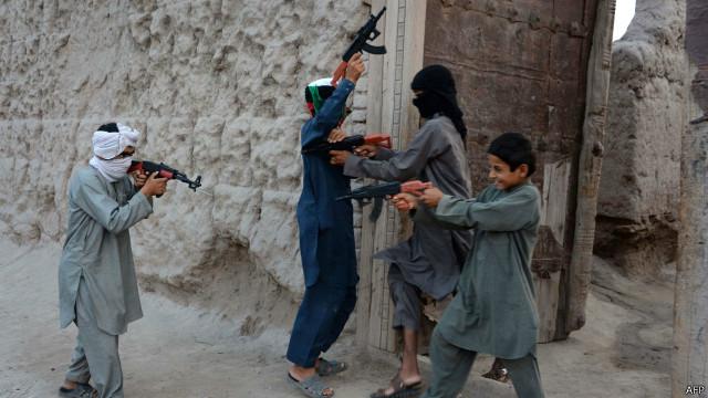 بازی با اسلحه پلاستیکی از سرگرمی‌های محبوب کودکان افغان است