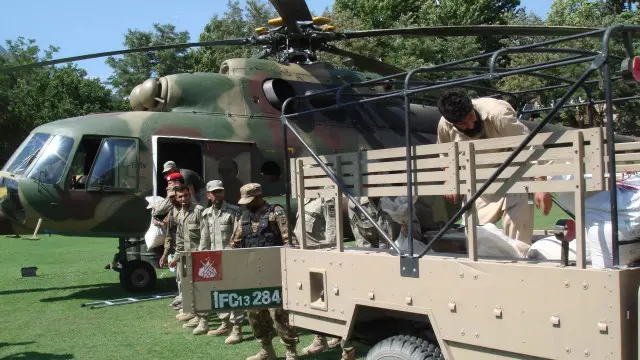 آئی ایس پی ار کے مطابق فوج اور ایف سی کی جانب سے دو ہیلی کاپٹر کے ذریعے چترال میں سیلاب سے متاثرہ علاقوں تک کھانے پینے کے سامان کا آٹھ ٹن پہنچا دیا گیا ہے جبکہ 50 افراد کو بھی بچایا گیا ہے