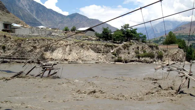  کہیں لینڈ سلائڈنگ سے سڑکوں پر ملبہ پڑا ہے تو کہیں سیلابی پانی سڑکیں اور پل بہا کرلے گیا ہے