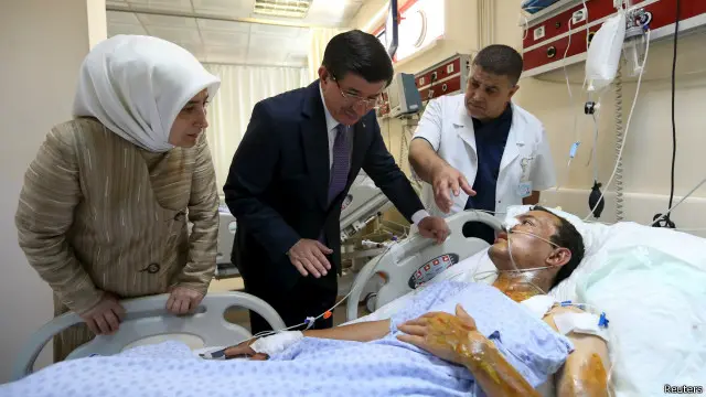 أوغلو يزور جرحى التفجير في المستشفى