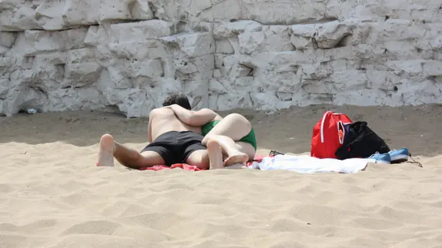 Çimərlikdə özünü Günəşə verərək istirahət edən xeyli cütlüklə rastlaşmaq mümkündür.