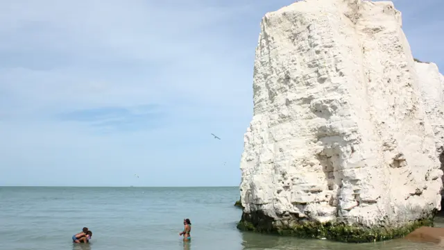 Bu çimərliklər mühafizə xidməti ilə təmin olunub və çimmək üçün müəyyən edilmiş ərazi o qədər də dərin olmur.