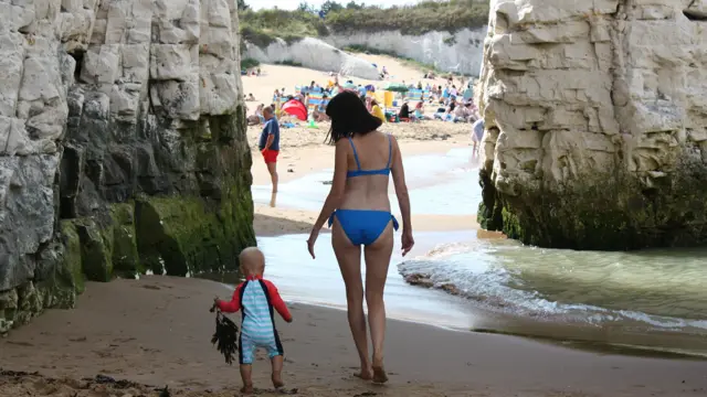 Çimərliyə gələnlərdən bəziləri isə azyaşlı körpələrini də özləri ilə gətirir. 