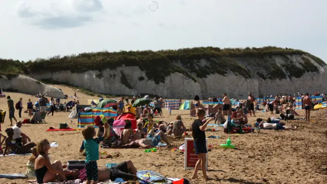 "Botany Bay" Margate və Broadstairs şəhərləri arasında yerləşir. Havanın küləkli olmasına və hərarətin 22 dərəcədən az olmasına baxmayaraq, çimərlikdə xeyli insan var.