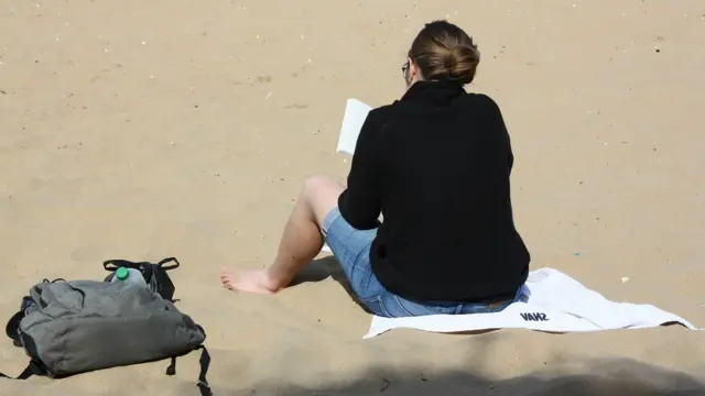 Çimərlikdə kitab və qəzet oxuyan bir xeyli insana rast gəlmək mümkündür.