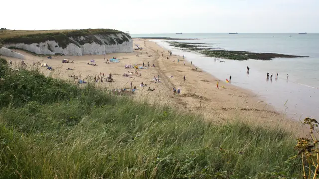 Kent əyalətində Margate və Ramsgate şəhərləri arasında bir neçə çimərlik insanlara xidmət göstərir. Buradakı çimərliklər əsasən narın qumla örtülüb.