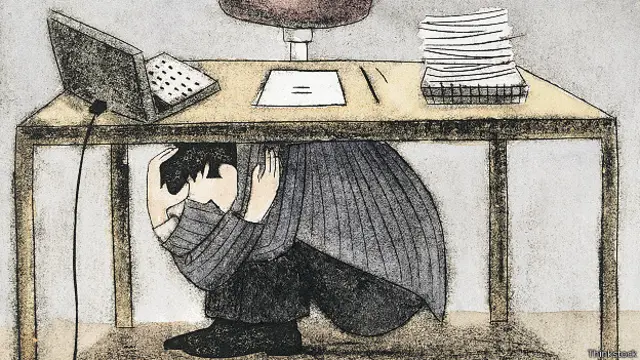 Бизнесмен спрятался под рабочим столои