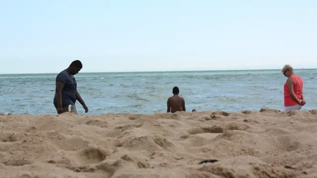 Digərləri isə sadəcə dənizin kənarında yeriməklə kifayətlənir və dalğaları seyr edirlər.